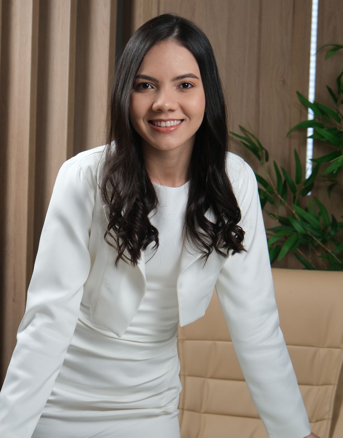Isabella Marques, psicóloga, sorrindo em seu consultório